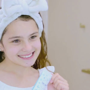 Girl-using-MEBEME-genlte-cleanser