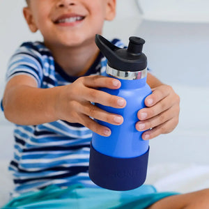Montii drink bottle blue with blue bumper held by boy