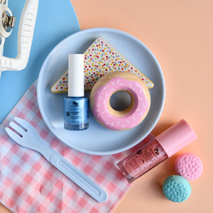 kids-blue-scented-polish-and-lip-gloss-picnic-setting